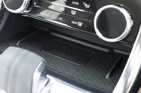 スマートフォンの非接触充電トレー（写真）。単体の価格は1万4000円で、セットオプション「テクノロジーパック」（17万6000円）にも含まれる。