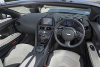 レザーとCFRPでコーディネートされたダッシュボードは上質かつシックな仕立て。中央のエアコン吹き出し口の下にボタン式のシフトセレクターとスタータースイッチがレイアウトされる。