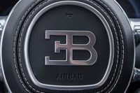 ステアリングホイールのセンターパッドには、ブガッティの創始者、エットーレ・ブガッティのイニシャル“EB”が記される。