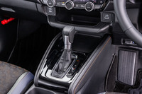 センターコンソールは、今回のマイナーチェンジで左右対称の2段形状に変更された。小物などを置く際に、運転席／助手席の双方からアクセスしやすいデザイン形状である。