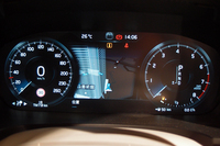 メーターパネルは、12.3インチの液晶表示。写真のように、中央にカーナビ画面を表示することもできる。