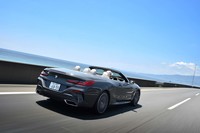 「M850i xDriveカブリオレ」は、排気音の調節が可能な「スポーツ・エキゾースト・システム」を装備する。