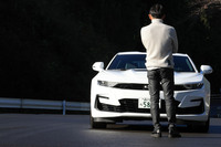 「カマロ」のフロントデザインを吟味する山野哲也。もともと精悍な顔立ちだったが、2018年にバンパーやヘッドランプの意匠を変えるフェイスリフトを受け、2020年にはグリルを横断するバーをボディー同色に変更。より緊張感のある、今日のデザインとなった。