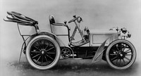 1901年に登場した初めて“メルセデス”の名を冠した「35HP」。病床にあったゴットリープに代わって、マイバッハと、ゴットリープの長男パウルが完成させた。チャンネル断面のはしご型シャシー、ゲート式変速機構、半だ円リーフスプリングでつったサスペンション、ハニカム式ラジエーター、円形ステアリングホイールというレイアウトを採用し、これがその後に続く自動車の標準的な形態となった。