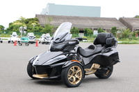 会場でお披露目された「カンナム・スパイダー」の10周年を記念した「RT」の限定車。2019年以降に投入される100万円台のマシンは、これとはまた別のものとなるようだ。