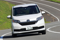 走りに関する点では、ガソリン車のCVT制御を変更。下り坂などで、ブレーキ操作に応じて自動でギア比を落とし、エンジンブレーキを利かせるダウンシフト制御が採用された。