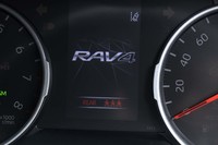 メーターのオープニング画面には「RAV4」が残っていた。