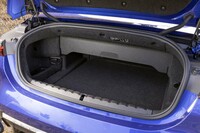 荷室の容量は、ルーフオープン時で300リッター、ルーフを閉じれば385リッターにまで拡大できる。