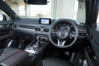 「大人のゆとりや落ち着き」を追求してデザインされたインテリア。クロームまたはサテンクロームのパーツをあしらいドレスアップされている。