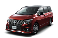 2020年10月にマイナーチェンジされた現行（3代目）「エルグランド」。2010年に登場した際のフロントグリルはシンプルな横桟のみだったが、2014年のフェイスリフトでまずグリル面積が広げられ、現在はこのような顔つきに。変化の理由は言わずもがなであろう。