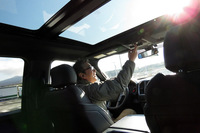 オーバーヘッドコンソールをイジってご満悦のこうご氏。サンルーフの操作スイッチはともかく、「AUX1」から「AUX6」と書かれた6個のトグルスイッチについては、なんのスイッチか最後まで分からずじまいだった。