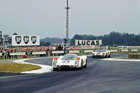1969年のルマンで、「フォードGT40」とまれに見る大接戦を繰り広げたハンス・ヘルマン／ジェラール・ラルース組の「ポルシェ908LH」。
