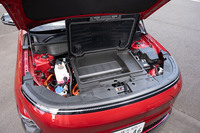 収納スペースはボンネットの下にも。小さな物を固定できるネットが付いている。