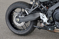 「MT-09」より60mm長いリアアーム。ホイールベースは同車より70ｍｍ長い1500mmとなっており、ツアラーらしい、高い走行安定性を実現している。