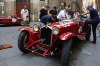1931年「アルファ・ロメオ6C1750GSスパイダー ザガート」が応急修理を受ける様子を人々が見守る。