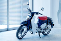 「モンキー125」と並ぶホンダの注目モデル「スーパーカブC125」。他のモデルとは異なる車体デザインや各部の装飾、切削光輝加工のアルミキャストホイールなどを特徴とする、スーパーカブの最上級モデルだ。