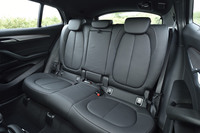 後席の背もたれには40：20：40の分割可倒機構が備わっている。背もたれは2段階の角度調整も行え、荷室のスペースを広げる際に役立つ。