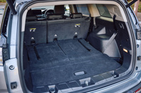 肩口のリリースレバーまたは背面の紐（ひも）を使って3列目シートの背もたれを倒せば、ご覧のような積載スペースが広がる。テールゲートには、電動開閉機構に加えてハンズフリーオープン機能も備わっている。