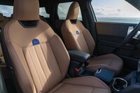 「MINIカントリーマンSE ALL4」のヘッドレスト一体型シート。背もたれ中央には「MINI」のロゴが添えられる。