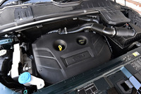 2リッター直4ターボエンジンは240psと34.7kgmを発生する。JC08モード燃費は9.6km/リッター。