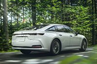 顔はアクが強い「トヨタ・クラウン セダン」だが、サイドやリアは比較的すっきりした意匠となっている。