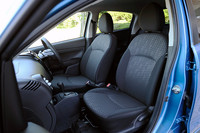 シート生地も選択肢はなく、「E」「M」グレードでは水玉模様をエンボス加工したプレーンニット（写真）になる。