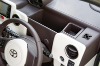 ステアリングの奥には、深さのあるボックスやブリックパックがぴったり収まる四角い収納スペースが用意される。