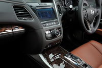 センタークラスターに備わる空調やインフォテインメントシステムの操作パネル。ナビゲーションシステムはダイヤルとボタンを組み合わせたコントローラーで操作する。