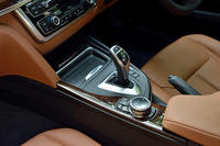 センターコンソールには、ナビゲーションやオーディオなどをコントロールできる「iDriveコントローラー」が装備される。