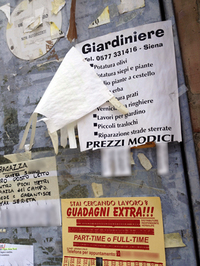 【写真3】スーパーの壁に貼られたポスター。「庭仕事します」「副収入を得よう」と書かれている。