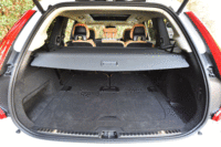 荷室の容量は、3列目シート使用時で314リッター。3列目収納時は692リッターで、2列目もたためば最大1868リッターにまで拡大できる。エアサスペンション装着車には、積載時の車高調節機能も備わる。（写真をクリックすると、荷室のアレンジが見られます）