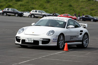 清水和夫さんの「スラローム」。思っていたよりかなり早いタイミングでステアリングを切っていた。外から見るとパイロンギリギリ！ さすがです。