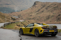 大型の“ロングテール”エアブレーキと、チタン製クロスオーバー・エキゾーストが後ろ姿に迫力を添える。