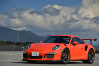 より幅広のタイヤを履かせるために、車体には「911ターボ」用のワイドボディーを採用。エアロパーツの追加などにより、空力性能の向上も図られている。