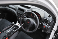 インテリアの様子。STIのロゴが入ったステアリングホイールやシフトノブ、プッシュエンジンスイッチなどが配される。