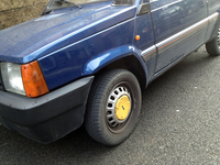 【写真2】初代「フィアット・パンダ」に装着されたカラードホイールキャップ。