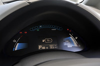 EVでは常に気になるバッテリー残量。これまでのメモリ表示に加え、残量がパーセントで表示されるようになった。