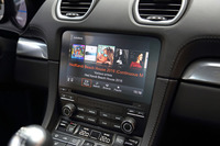 ポルシェ本社が開発したインフォテインメントシステム、PCM（ポルシェ・コミュニケーション・マネージメントシステム）が採用された。