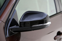 つやのあるブラックのドアミラーカバーは、「V60クロスカントリー」の専用装備のひとつ。
