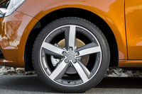 17インチ車には、215/40R17サイズのタイヤが組み合わされる。