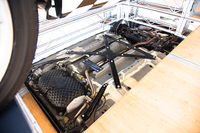 展示車両の床には鏡が敷かれており、ボディー下部の補強の様子を確認することができた。ちなみに、写真の左手前に見えるのはガソリンタンク。軽量化のため、素材には樹脂を使用している。