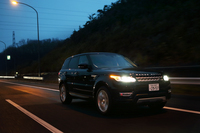 大幅な軽量化やパワーユニットの変更などにより、燃費は従来モデル比で最大40％改善。3リッターV6モデルは8.4km/リッター、5リッターV8モデルは7.3km/リッターとなっている。（いずれもJC08モード）
    