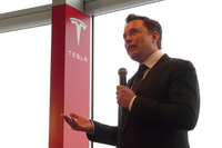 「テスラ・モデルS」の納車開始に合わせ、2014年9月に来日したテスラモーターズのイーロン・マスクCEO。
    