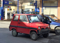 原付き免許で乗れるマイクロカーも、撮影の対象である。これはカザリーニという企業がかつて製作していた「スルキー（サルキー）」というモデル。