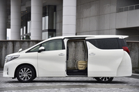 乗降性のよさも、新型のセリングポイント。後部スライドドアの開口幅は780mmが確保され、乗り込み口のステップ高は350mmに抑えられている。
    