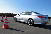 外観上は、フロントバンパーやヘッドランプ、新型燃料電池車と同じ意匠のホイールなどに、通常の「アコード プラグインハイブリッド」との違いが見て取れる。