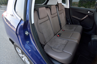 リアシートは6：4の分割可倒式。格納はワンアクションで可能となっており、最大で1172リッター（VDA方式）の積載スペースを得ることができる。
    