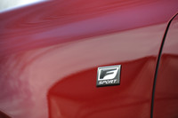 フロントフェンダーに添えられる“Fスポーツ”専用エンブレム。