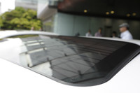 サンルーフ部にはソーラーパネルが装着される。換気装置などに電気を供給し、駐車中の車内温度の上昇を防ぐ。