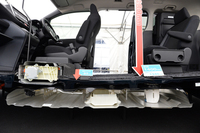 カットモデルを見ると、床下に置かれる燃料タンクの薄さがよくわかる。写真はハイブリッド車のもの。スペース効率を追求し、バッテリーは1列目シートの下にレイアウトされている。
    